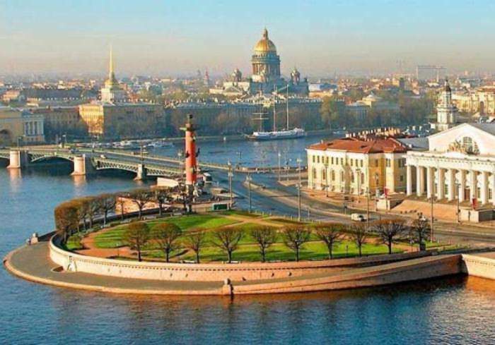 Souvenirs of St. Petersburg: What to bring from the trip?